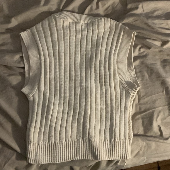 Cream sweater vest - Picture 2 of 3